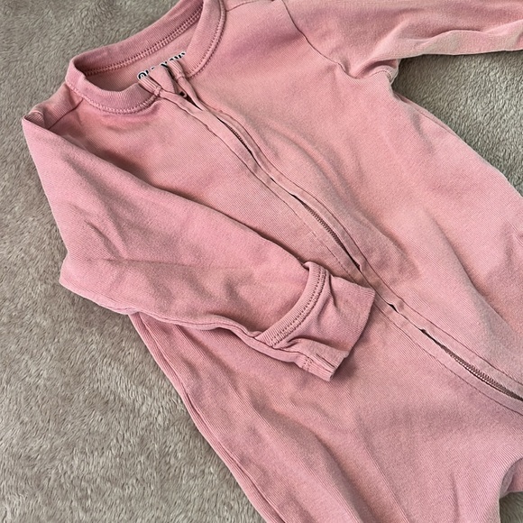 🩷2 for 10$🩷 Old Navy Baby Girl 2-Way Zip Sleeper, Size 0-3 Months - Picture 4 of 7